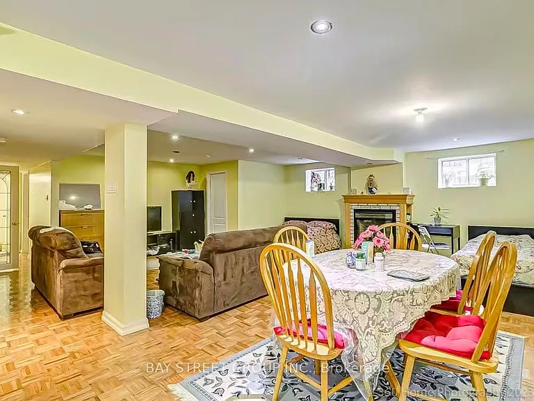 497 Lynett Cres #LOWER — Photo 2