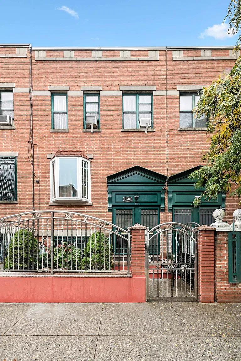 320 Marion St — Photo 1