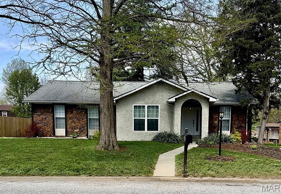 1st image of 302 Berkshire Dr
