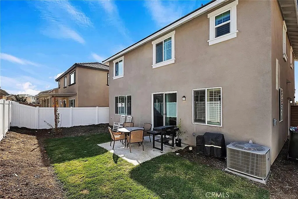 4 bed, 1864 sqft, $3,650 — Photo 2