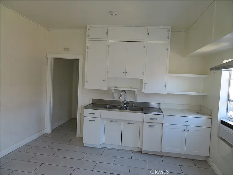 3923 1/4 S Normandie Ave — Photo 1