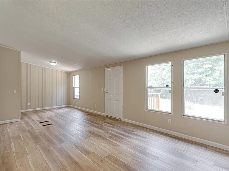 842 Emery Rd — Photo 4