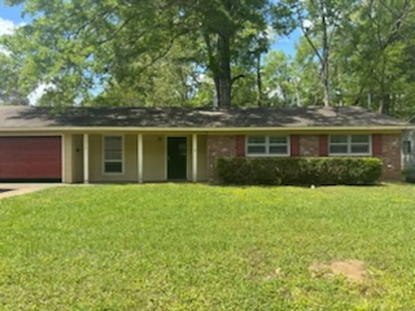 3219 Lakewood Dr Jackson, MS 39212 — Photo 1