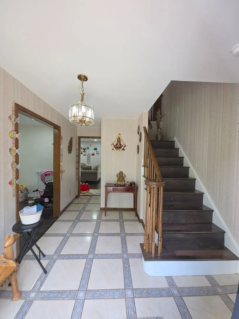Centrally located, 4/5 spacious bedroom, 2.5 bathrooms, 2-car garage single family home with huge... — Photo 3