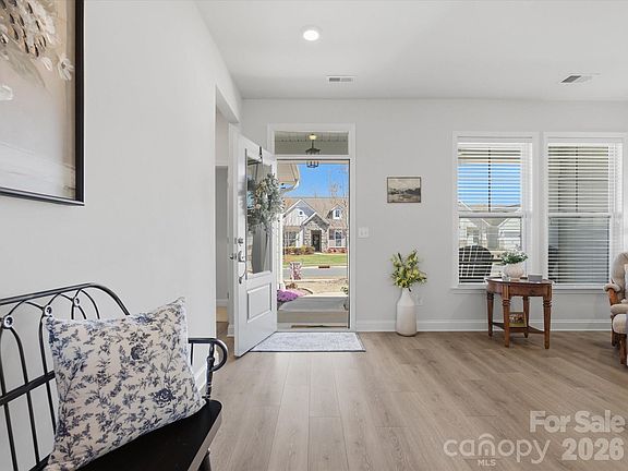 3rd image of 5038 Moselle Ave