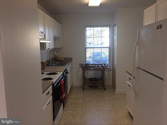 4th image of 206 Surrey Club Ln