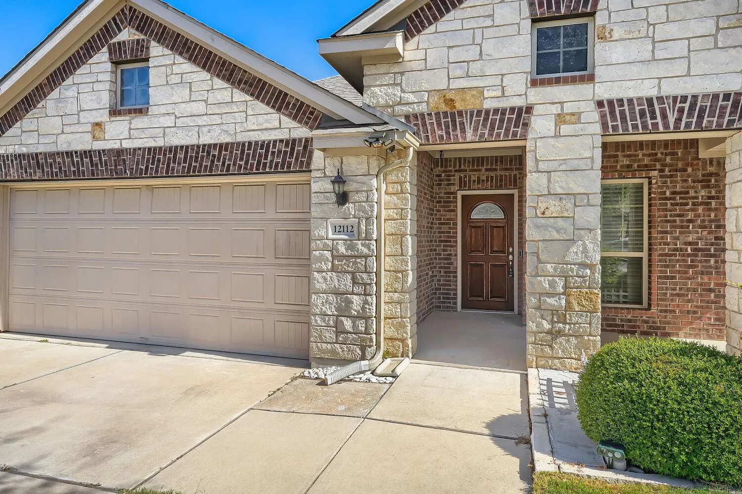 3 bed, 2.0 bath, 2190 sqft, $2,400 — Photo 2