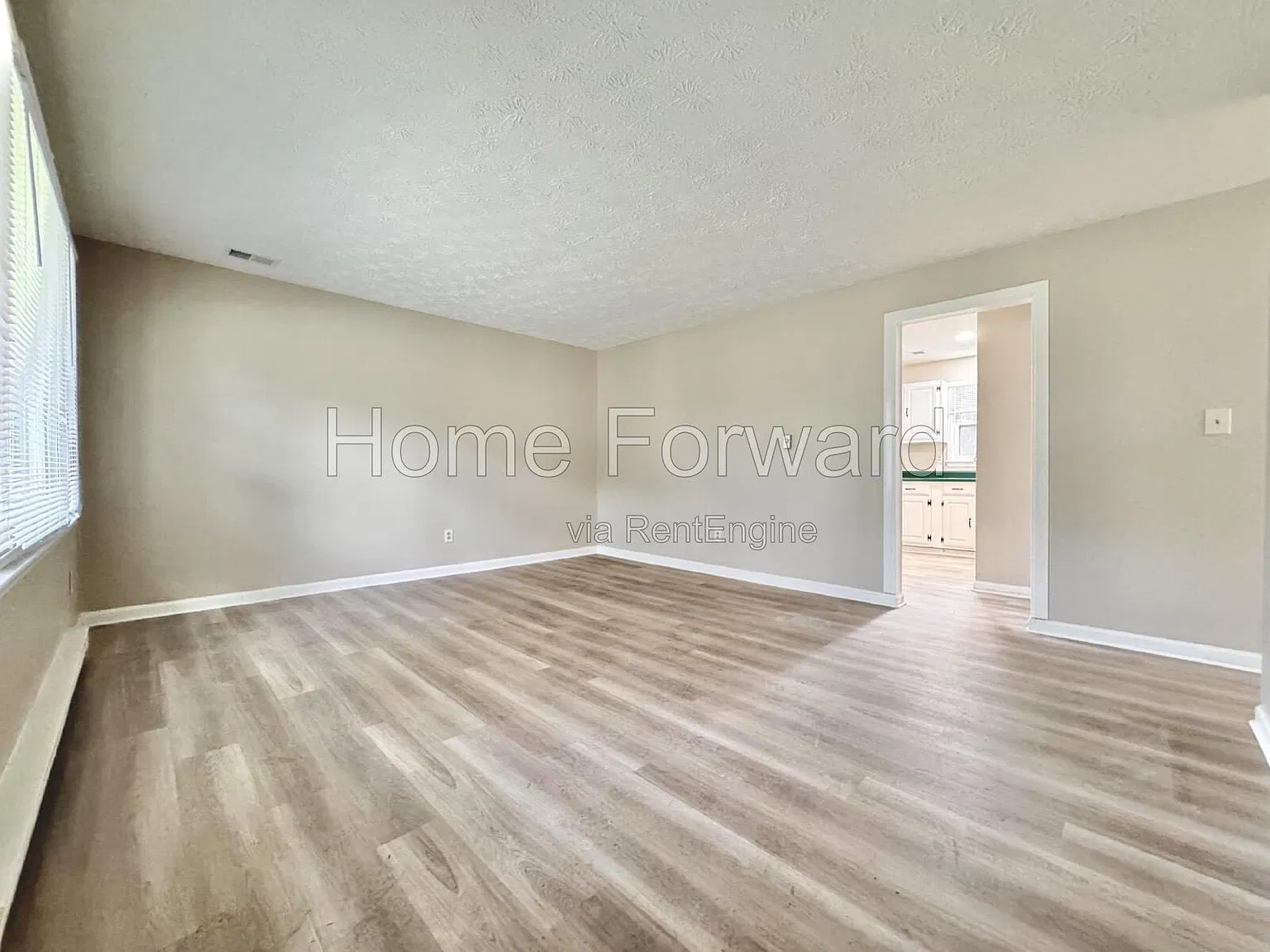 3 bed, 1.0 bath, 1040 sqft, $1,600 — Photo 4