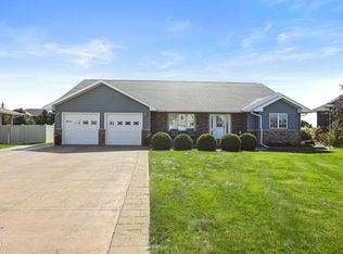 1525 Creekside Dr W, Williston, ND 58801