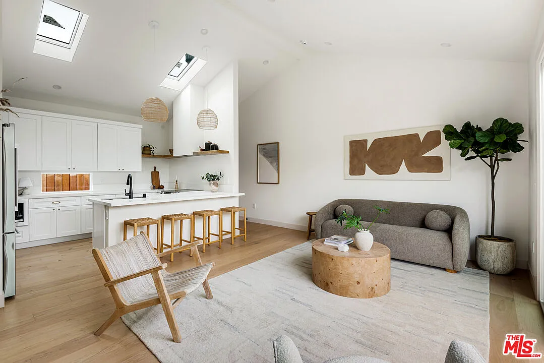2 bed, 2.0 bath, 1054 sqft, $6,500 — Photo 1