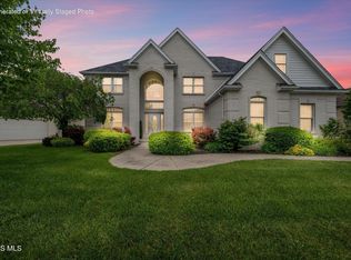 5667 Walnut Cove Rd, Sylvania, OH 43560