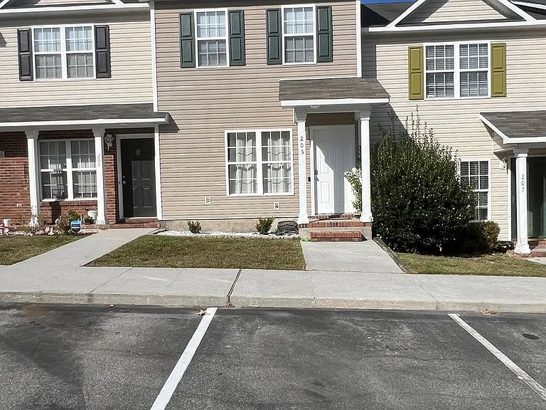 205 Meadowbrook Ln — Photo 1