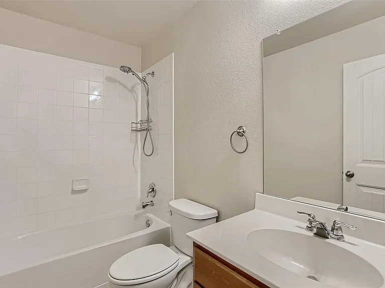503 Hawthorn Dr — Photo 5