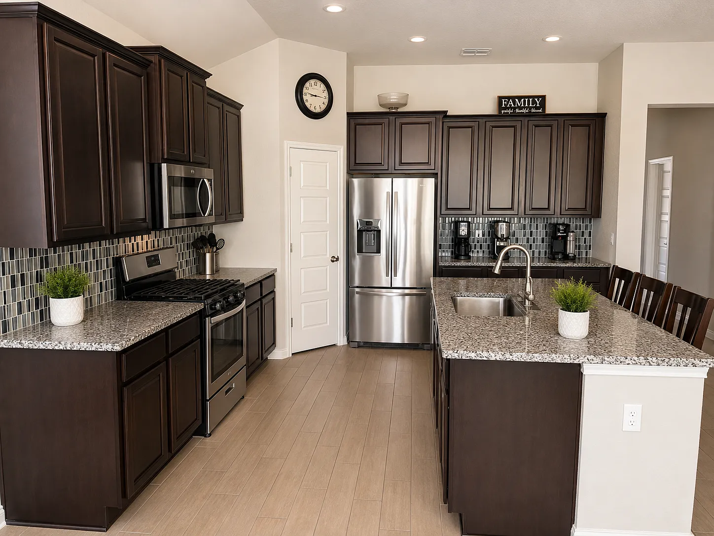4 bed, 2.5 bath, 2005 sqft, $2,700 — Photo 4
