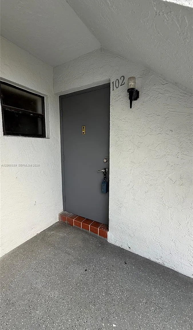 Lago Grande Five-C Condo — Photo 3