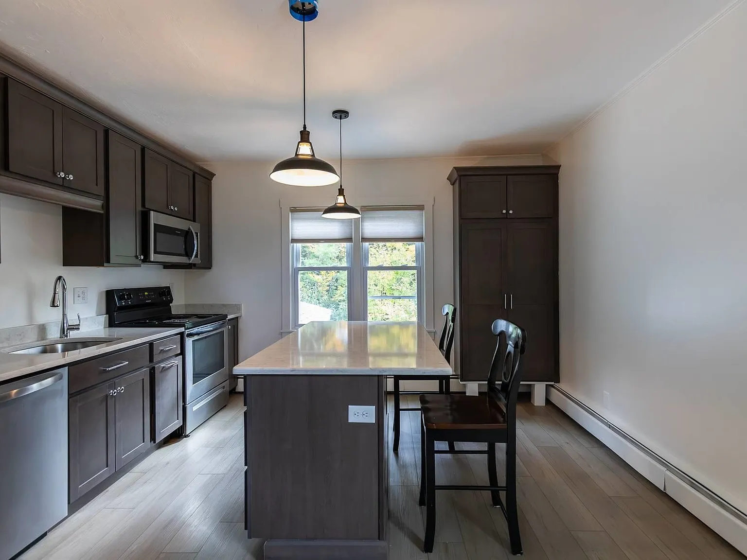 3 bed, 1.0 bath, 1025 sqft, $1,900 — Photo 1