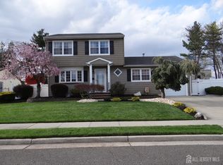6 Marie Ln, Edison, NJ 08817