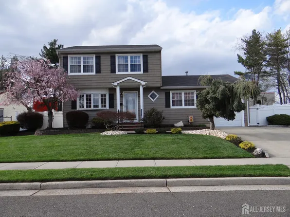 6 Marie Ln, Edison, NJ 08817