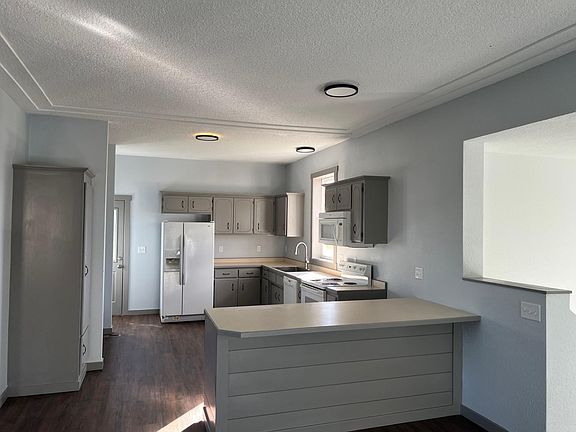 4th image of 655 Douglas Dr