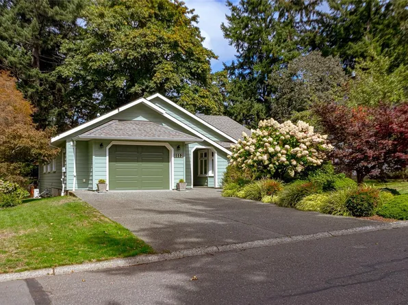 1112 Vic Pl, Central Saanich, BC V8M 1J1