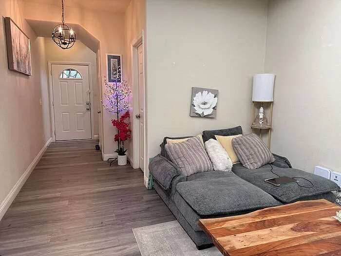 3 bed, 2.5 bath, 1714 sqft, $2,050 — Photo 3