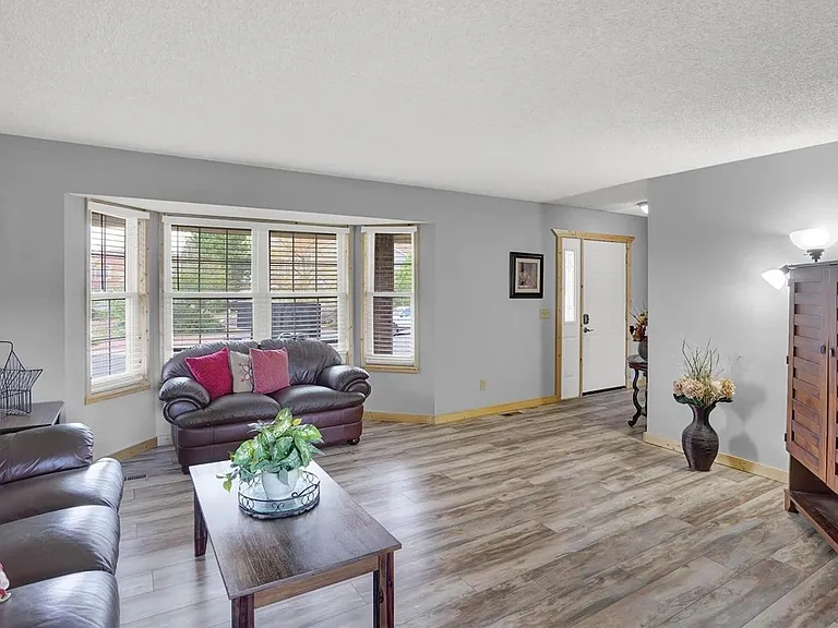 7655 Hickorywood Dr — Photo 4