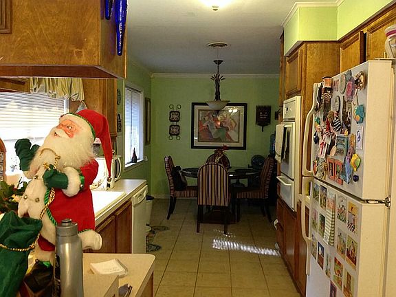 5th image of 323 Bayside Dr