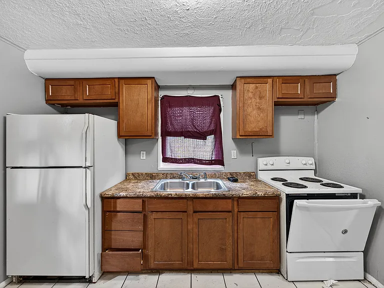 3220 Vermont Pl — Photo 5