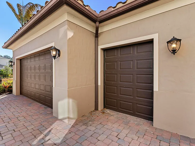 259 SE Calmo Cir — Photo 4