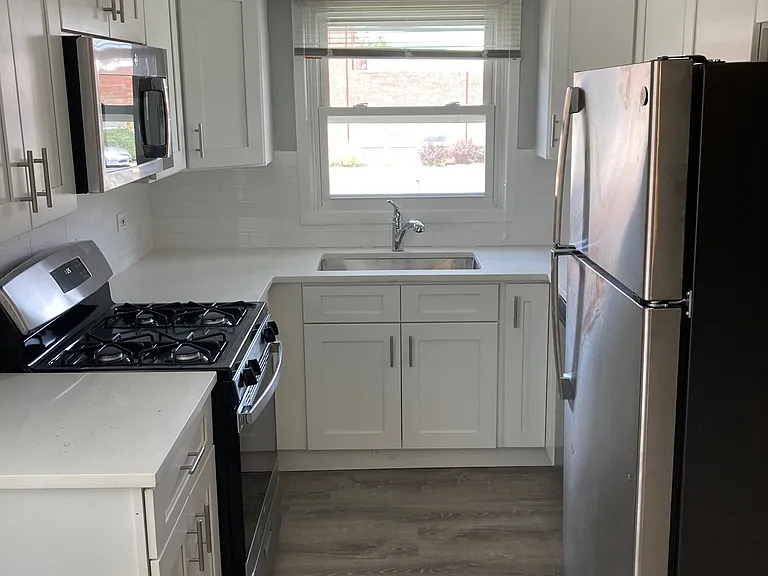 897 Graceland Ave #2W — Photo 3