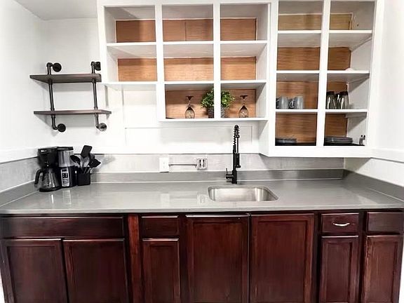 2nd image of 515 W 11th St
