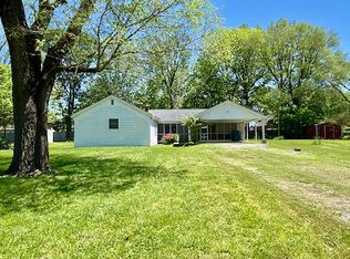 531 Tar Spring Dr, Carmi, IL 62821
