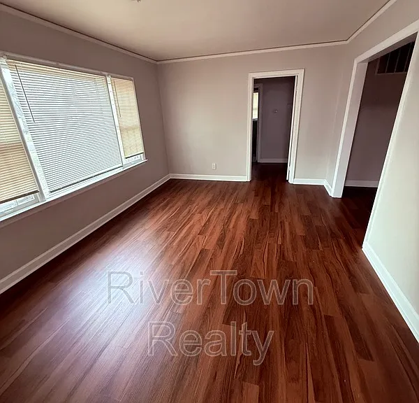 1454 Delano Ave — Photo 2