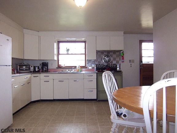 230 Logan eat -in kitchen