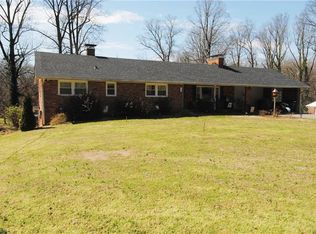 5520 Club Knoll Rd, Winston Salem, NC 27105