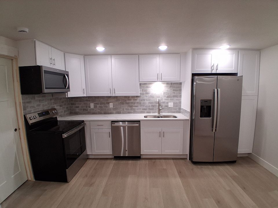 Brand new full size kitchen and appliances.