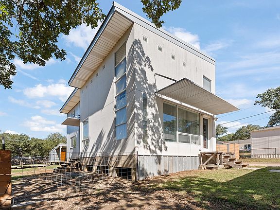 3rd image of 408 Pecan Dr