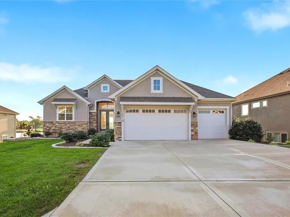 4313 Lakeshore Dr, Basehor, KS 66007