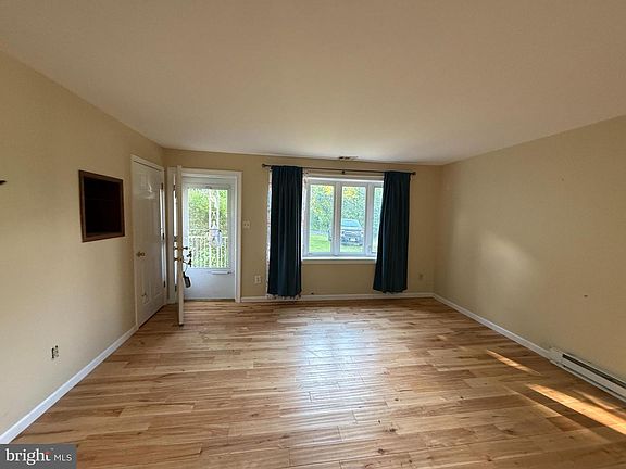 4th image of 259 Emerald Dr