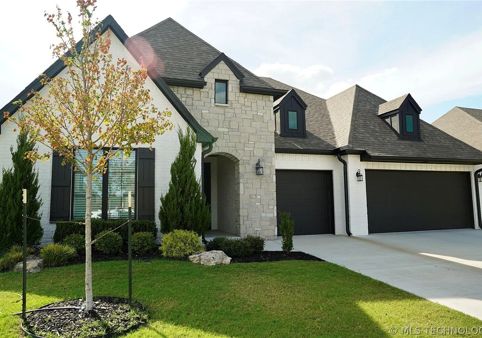 Beautiful Jenks home in Bixby Schools — Photo 1