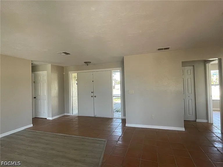 4003 SE 2nd Ave — Photo 2