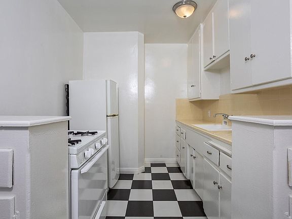 4th image of 2240 N Gower St