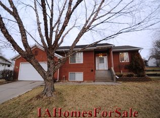 2814 Camelot Ave NW, Cedar Rapids, IA 52405