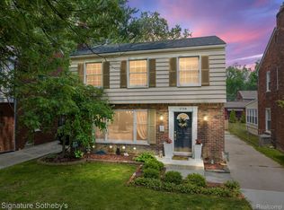1738 Bournemouth Rd, Grosse Pointe Woods, MI 48236