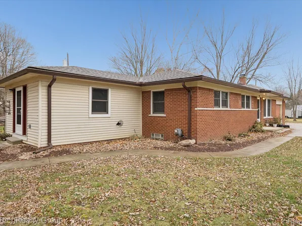 10110 Pheasant Lake Rd, South Lyon, MI 48178