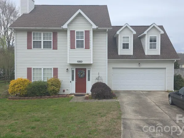 1041 Chaucery Ln, Matthews, NC 28104