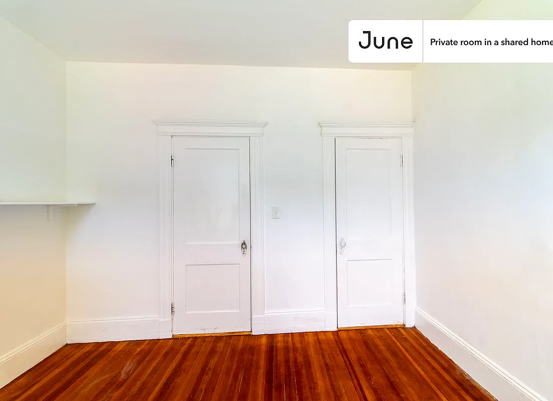 Queen bedroom in 5 bed/2 bath home in Dorchester Center #1494 D — Photo 4