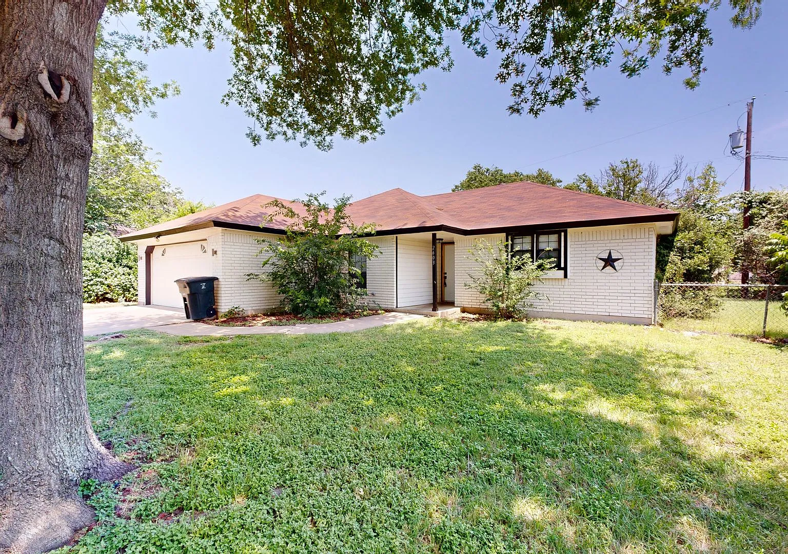 2 Weeks Free + Remodeled 3 Bedroom 2 Bath All Tile House — Photo 3