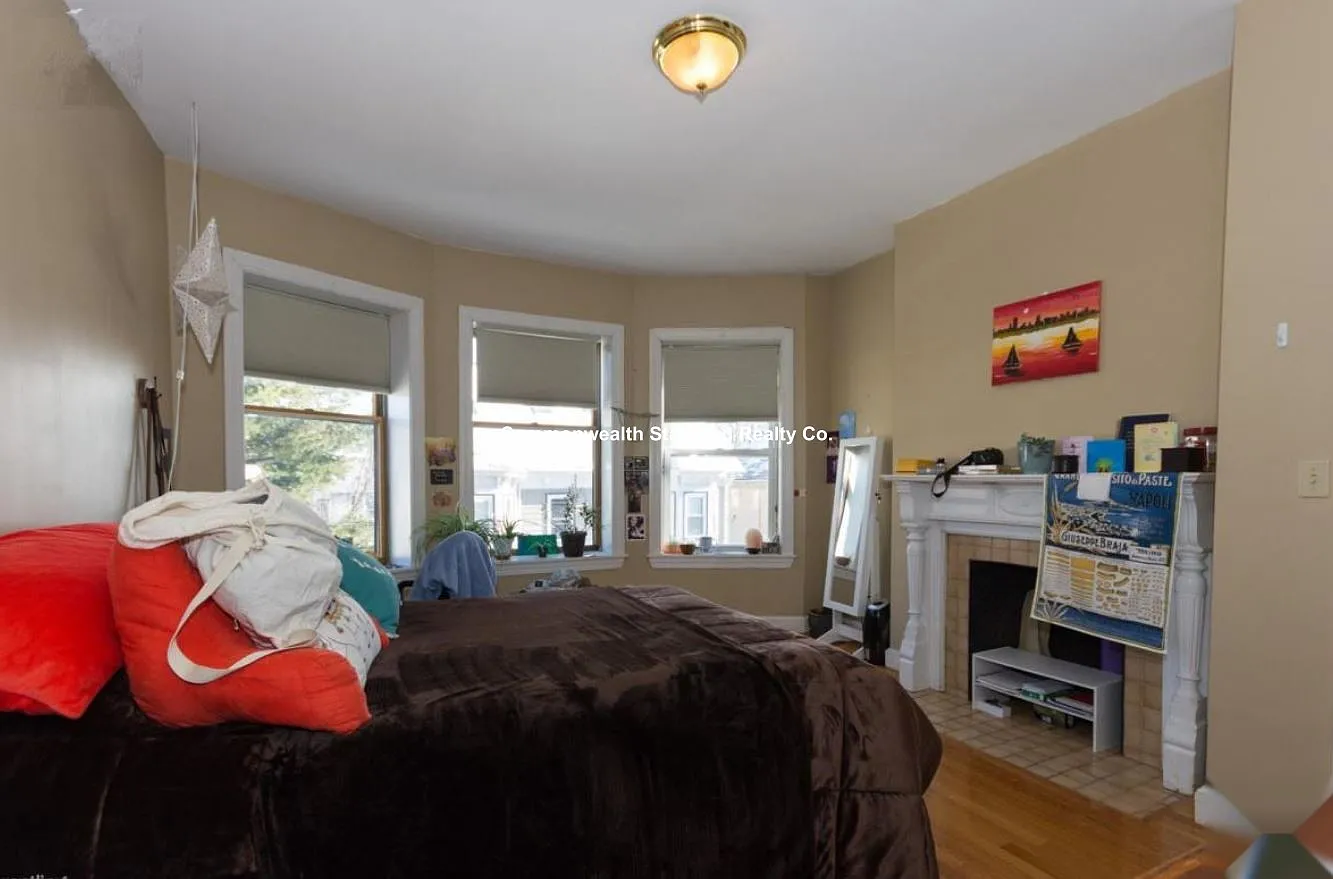 4 bed, 1300 sqft, $4,995 — Photo 1