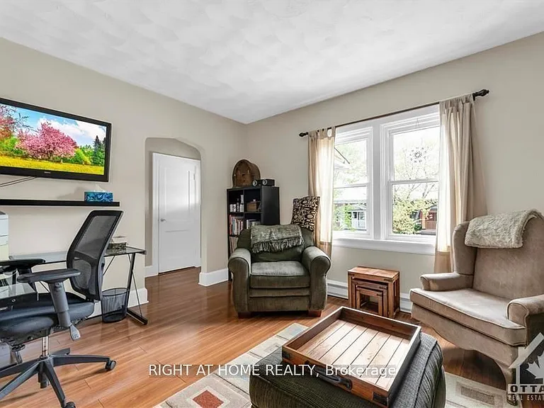 24 Desjardins Ave — Photo 4